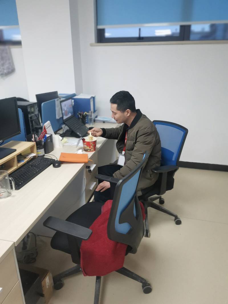 1649987279452755Lq4y.jpg 开发部张林海,在疫情爆发的时候毅然决然从新昌来到了上海,真正的逆行者,和上海的开发部同事一起共克时艰(1).jpg